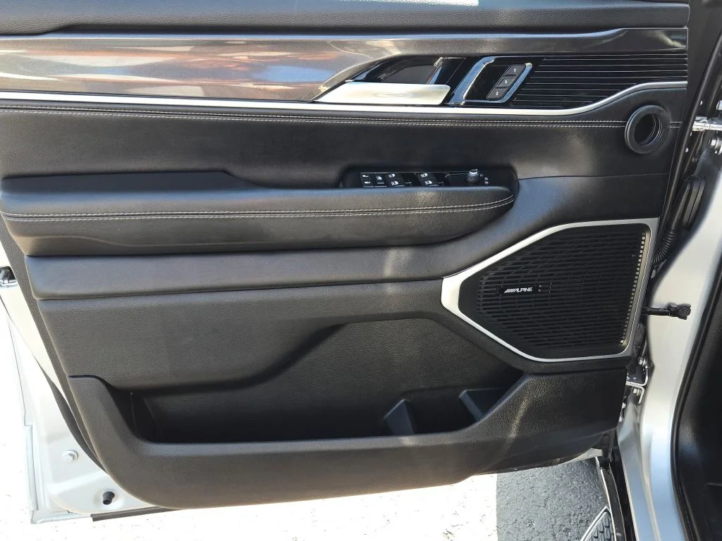 Used 2023 Silver Jeep Base image 19