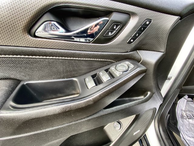 Used 2022 IRIDESCENT PEARL TRICOAT Chevrolet Premier image 13
