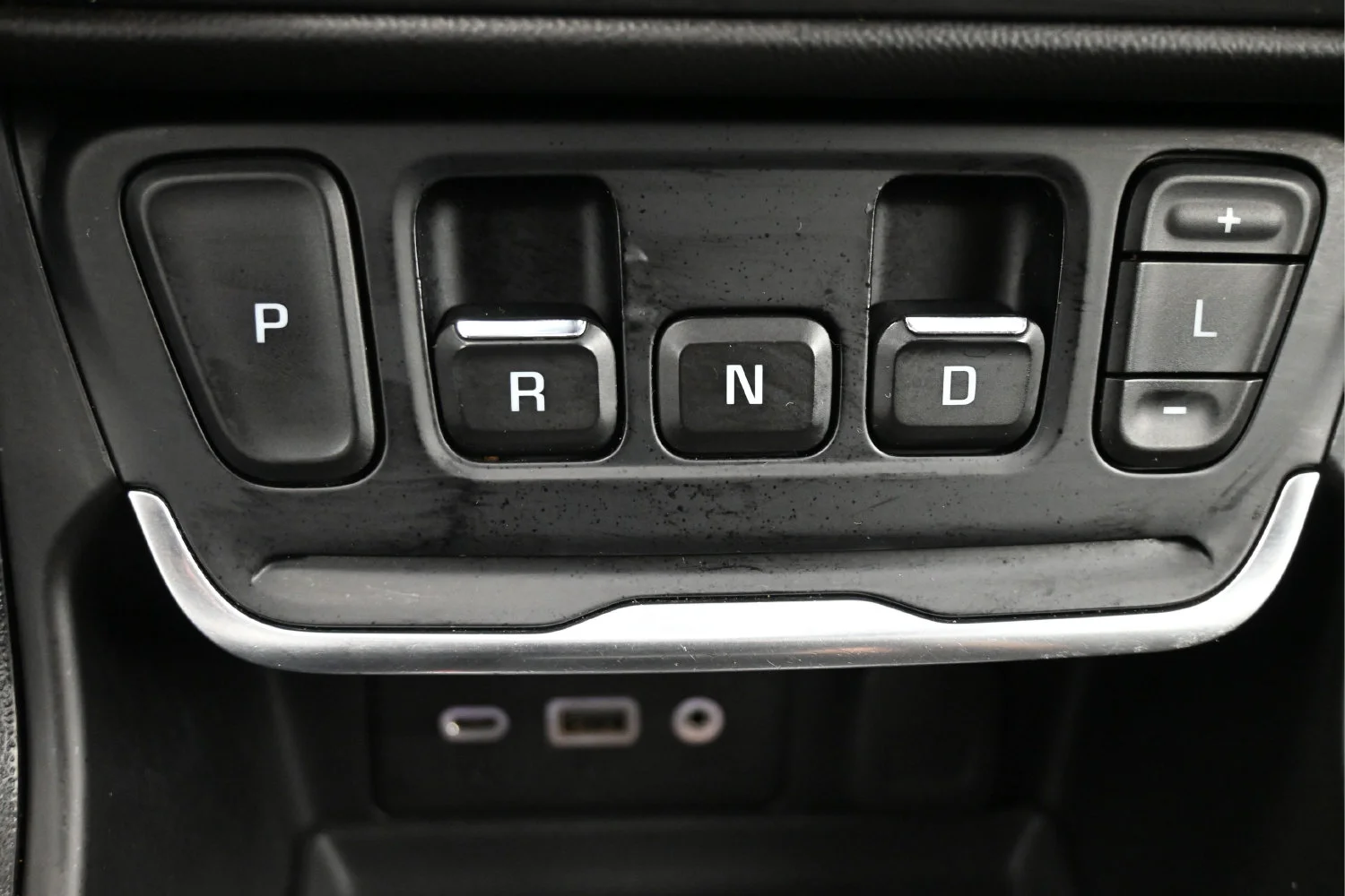 Used 2020 Ebony Twilight Metallic GMC SLE image 17