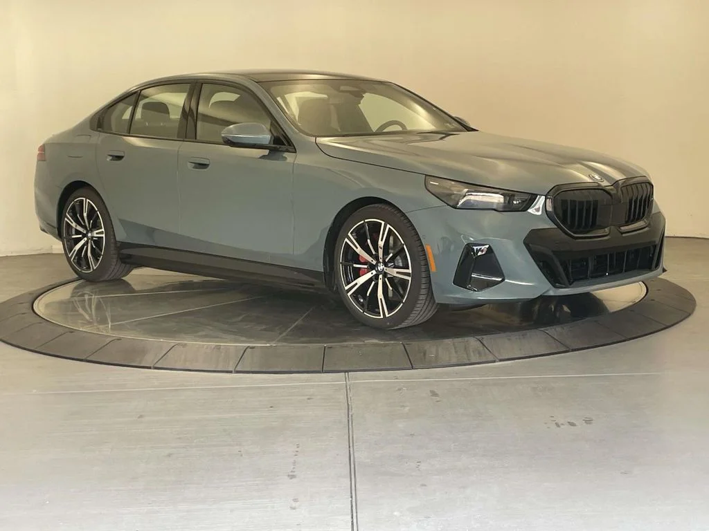 2026 BMW 5 Series 550e - Photo 7
