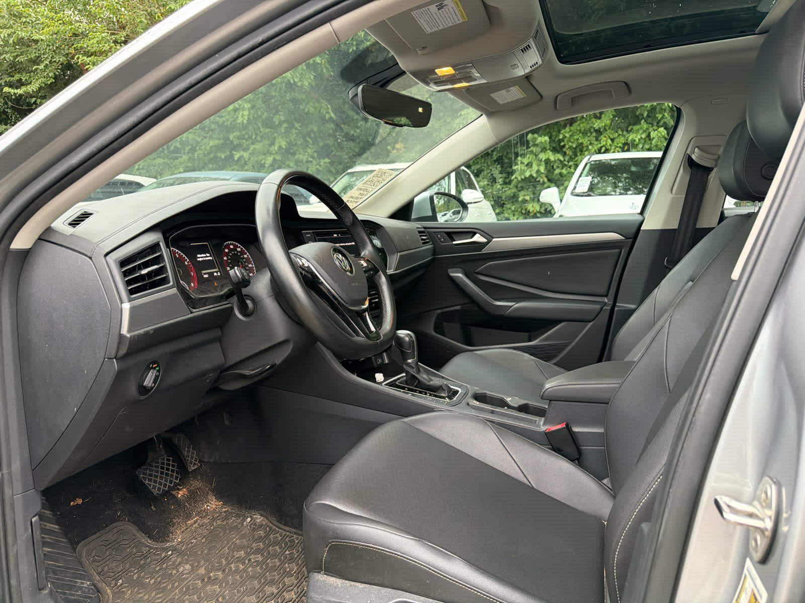 Used 2019 Pyrite Silver Volkswagen SE image 5