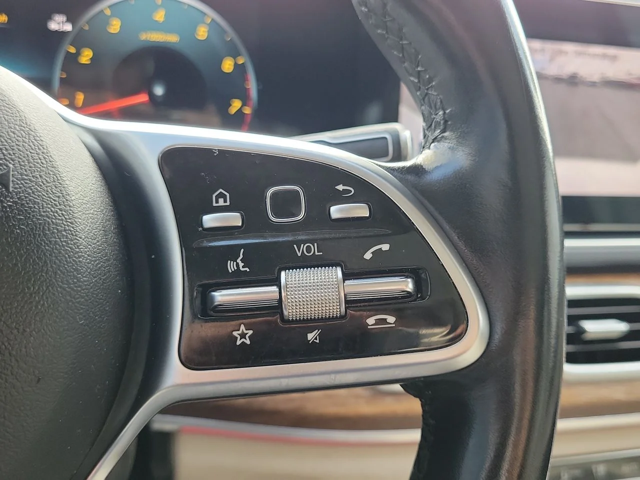 Certified Used 2023 White Mercedes-Benz GLE 350 image 32