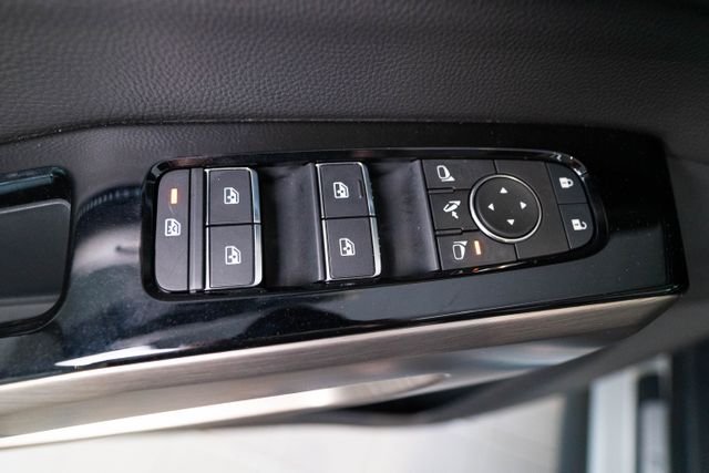 Used 2025 Silver Nissan Platinum image 19