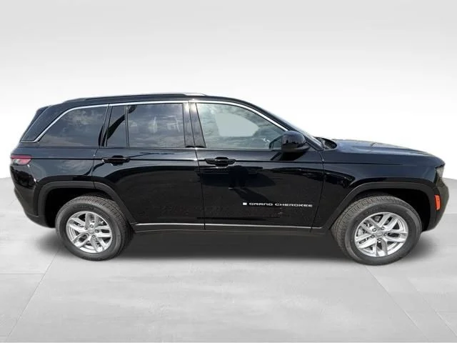 New 2026 Diamond Black Crystal Pearl-Coat Exterior Paint Jeep Laredo X image 7
