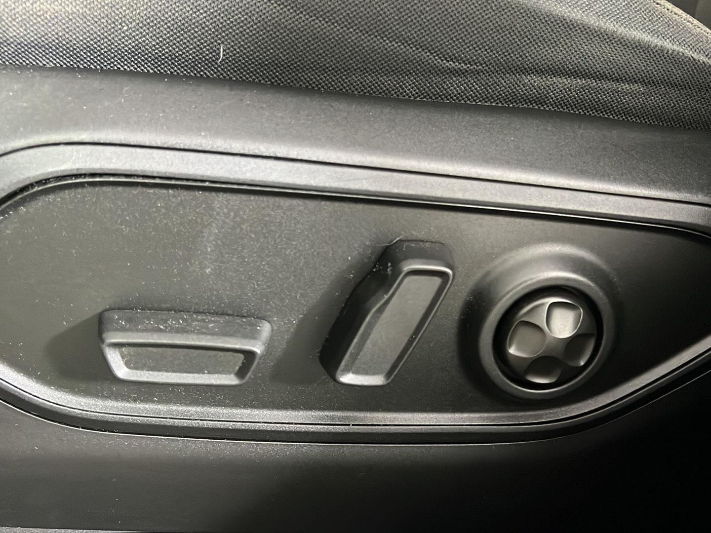 Used 2023 Diamond Black Crystal Pearlcoat Jeep Laredo image 3