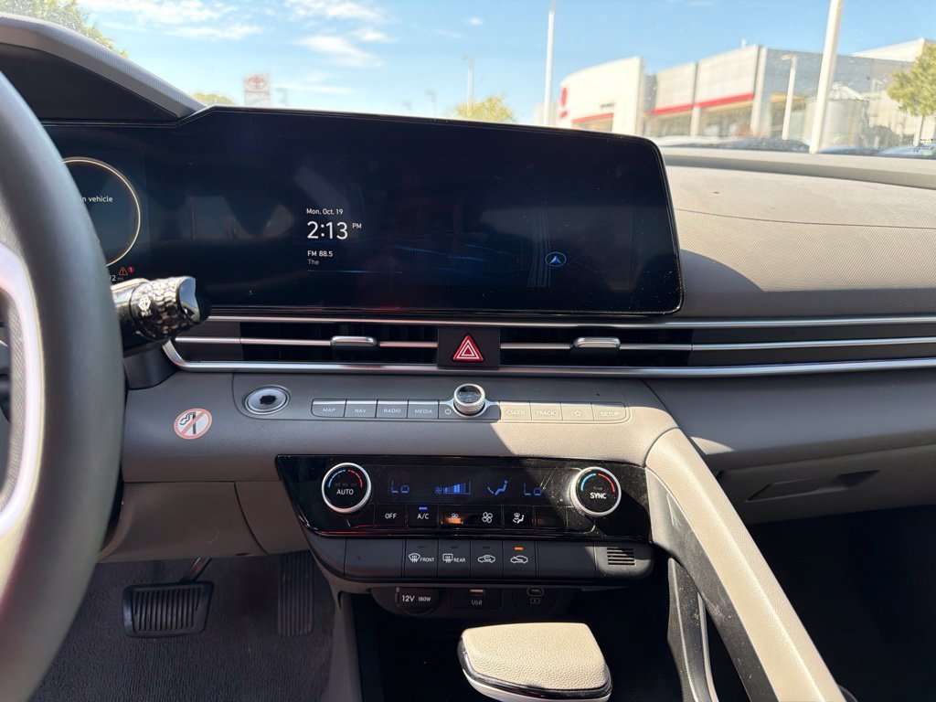 Used 2024 White Hyundai SEL image 3