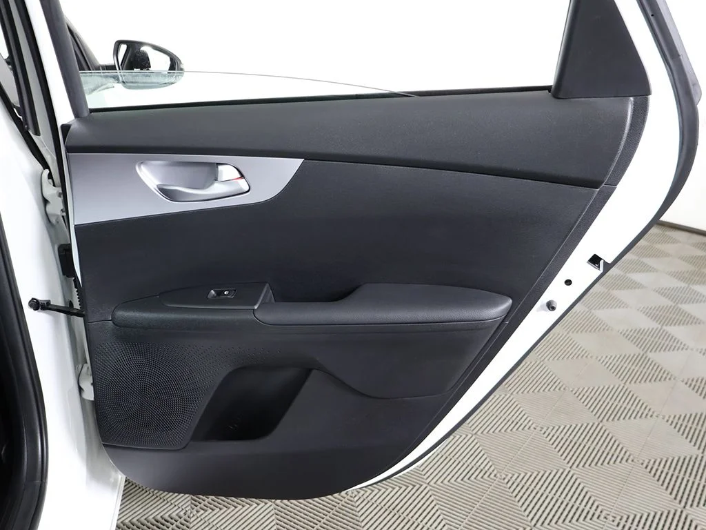Used 2022 White Kia LXS image 24