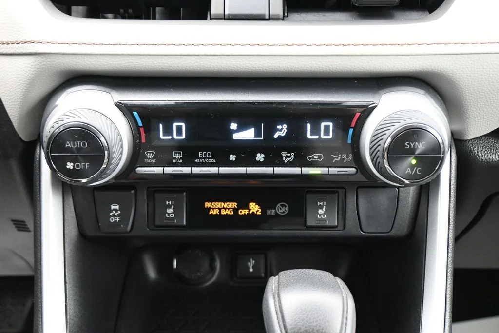 Used 2022 White Toyota XLE image 21
