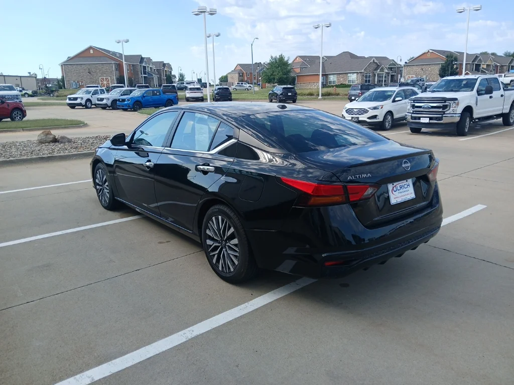 Used 2024 Super Black Nissan 2.5 SV image 6