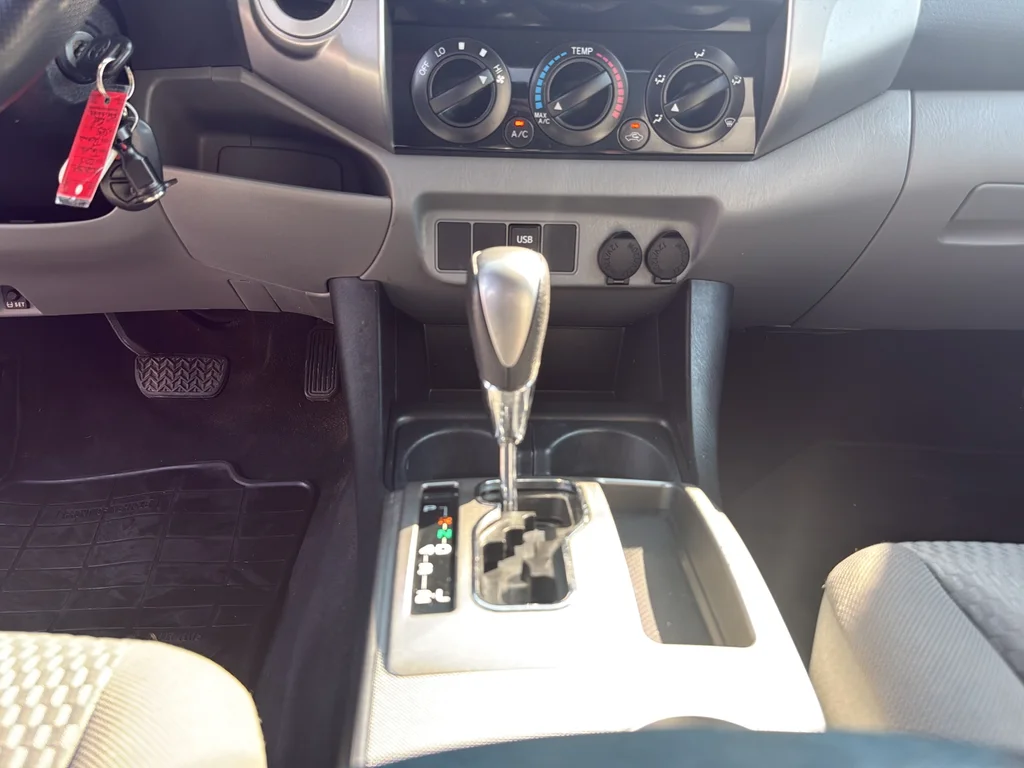 Used 2015 Red Toyota Base image 21