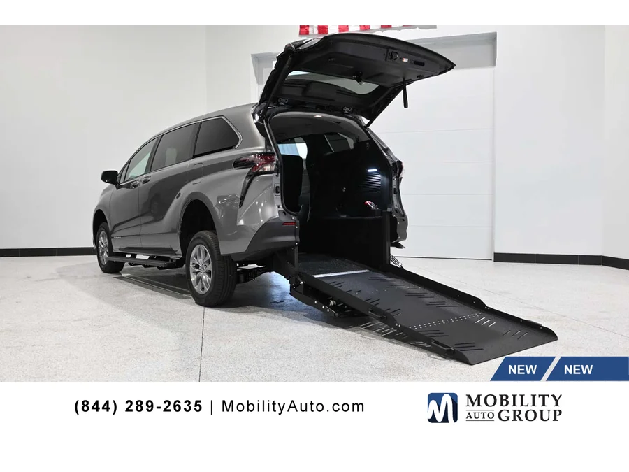 2026 Toyota Sienna LE 8-Passenger Hybrid FWD's photo