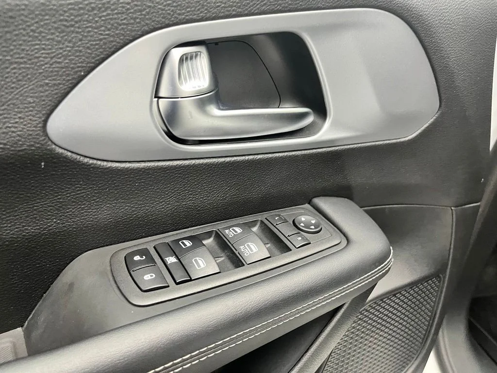 Used 2023 White Chrysler Touring image 17