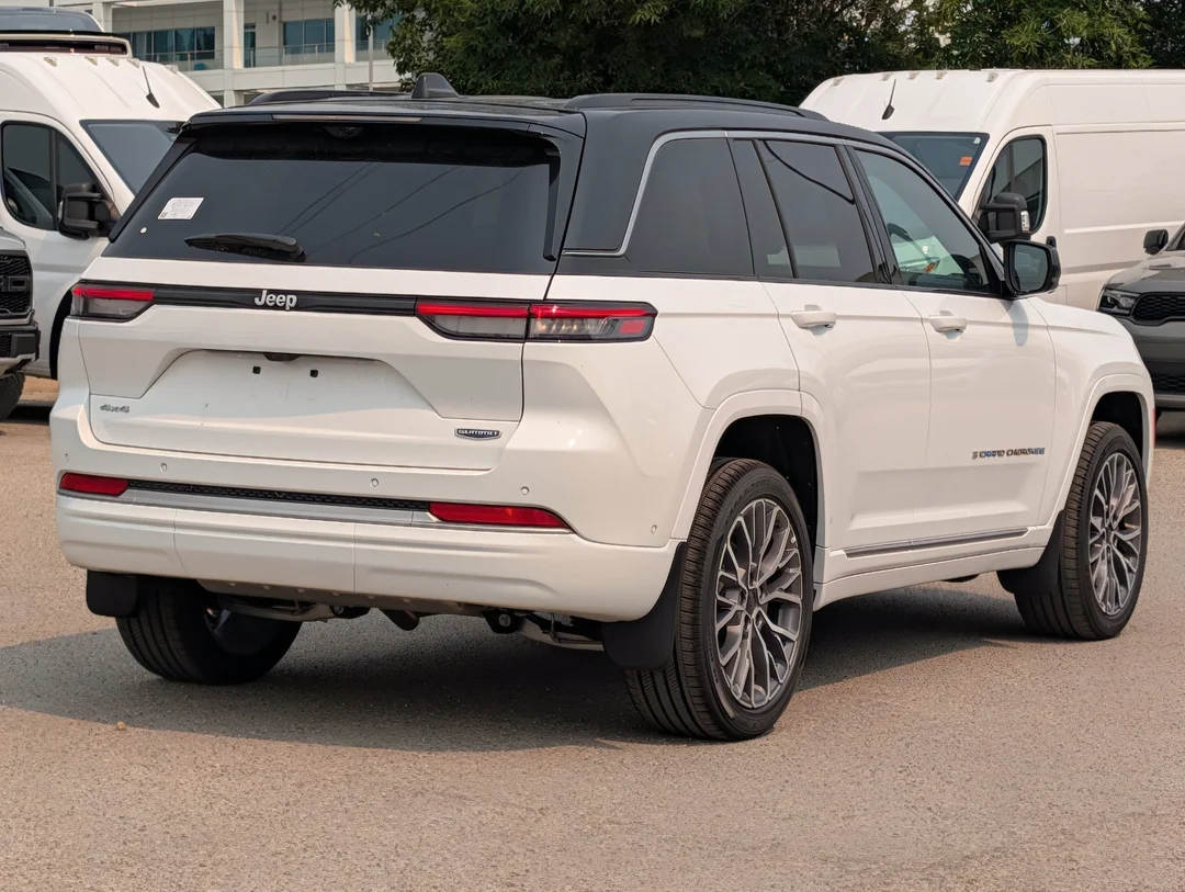 New 2026 White Jeep Summit - - 4x4 - Pano Sunroof - Palermo Lthr Seats - Trailer Tow Pkg - Advanced ProTech IV & More! image 8
