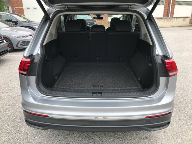 Used 2022 Pyrite Silver Metallic Volkswagen SE image 27