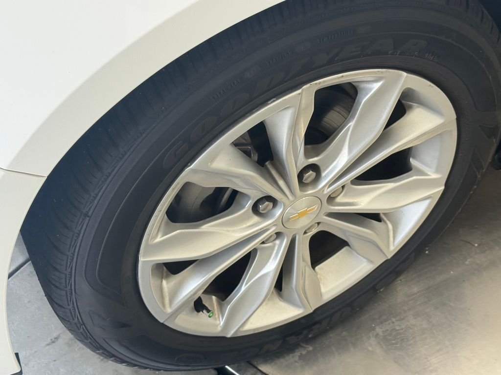 Used 2024 Summit White Chevrolet LT image 7