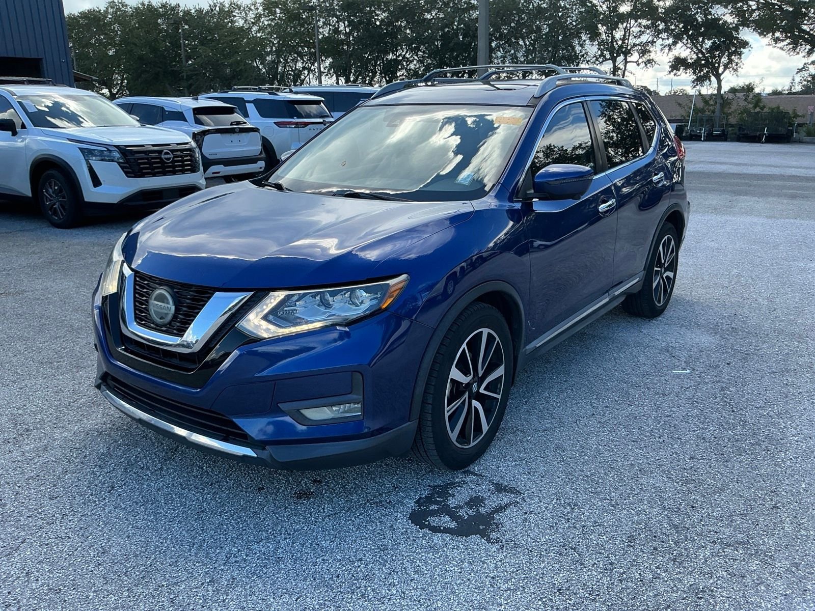 Certified Used 2020 Blue Nissan SL image 4