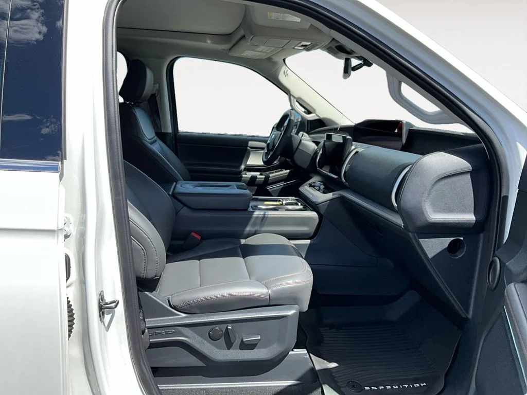 Certified Used 2025 Star White Metallic Tri-Coat Ford Active image 9