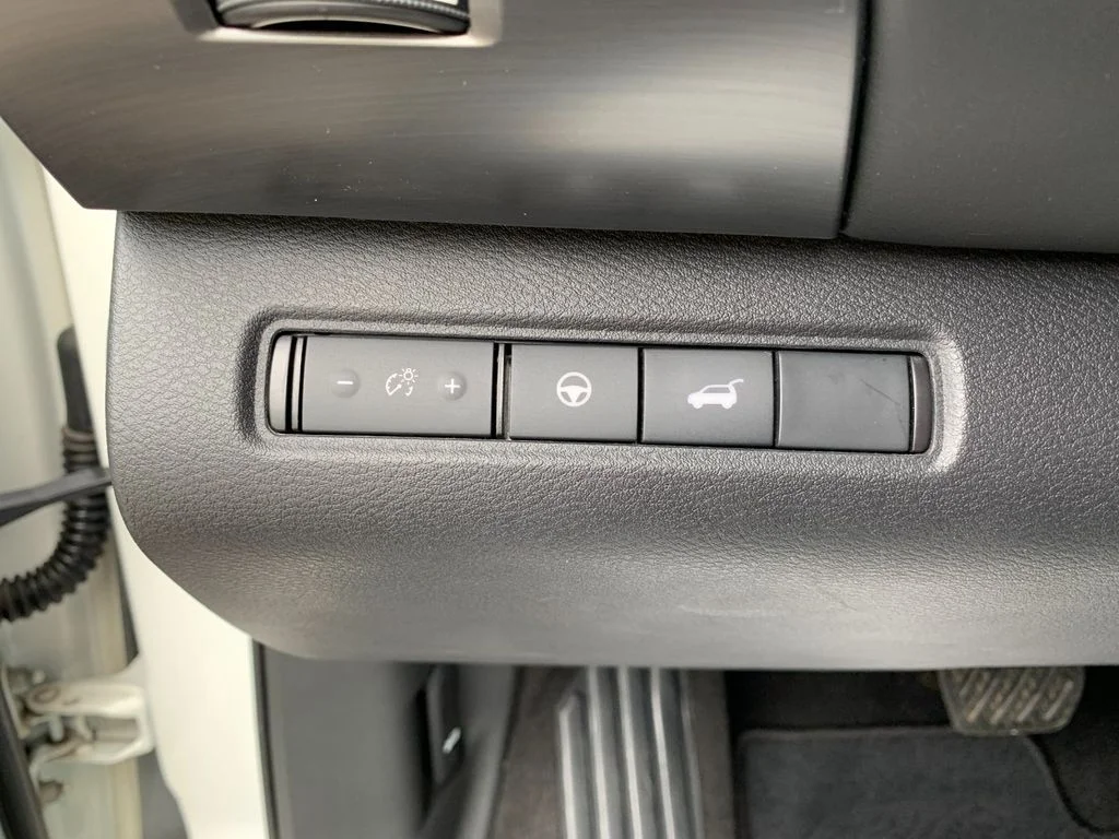Used 2023 White Nissan SL image 33