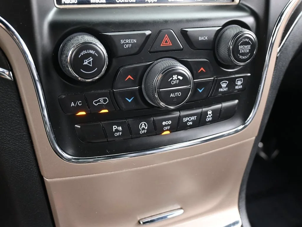 Used 2017 Diamond Black Crystal Pearlcoat Jeep Limited image 25