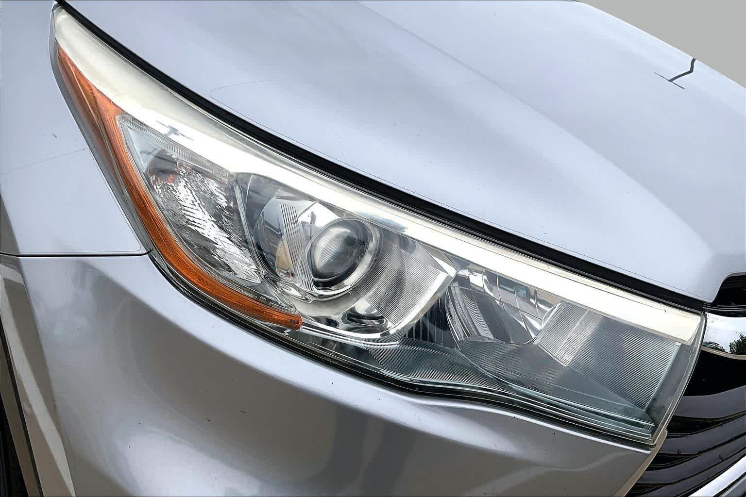Used 2015 Silver Sky Metallic Toyota Limited image 27