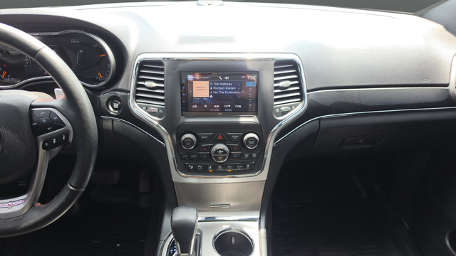 Used 2018 Bright White Clearcoat Jeep Trailhawk image 13