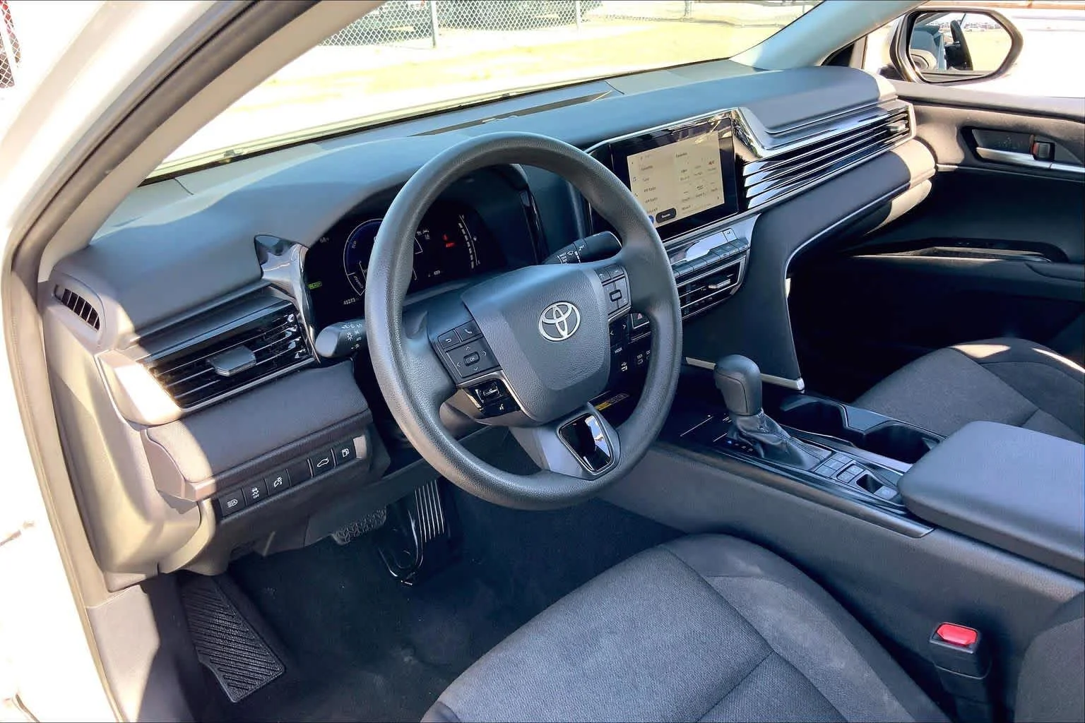 Used 2025 Ice Cap Toyota LE image 17
