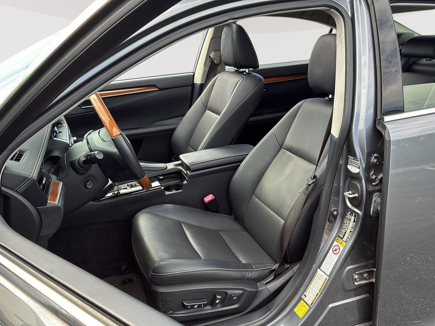 Used 2014 Nebula Gray Pearl Lexus Hybrid image 3