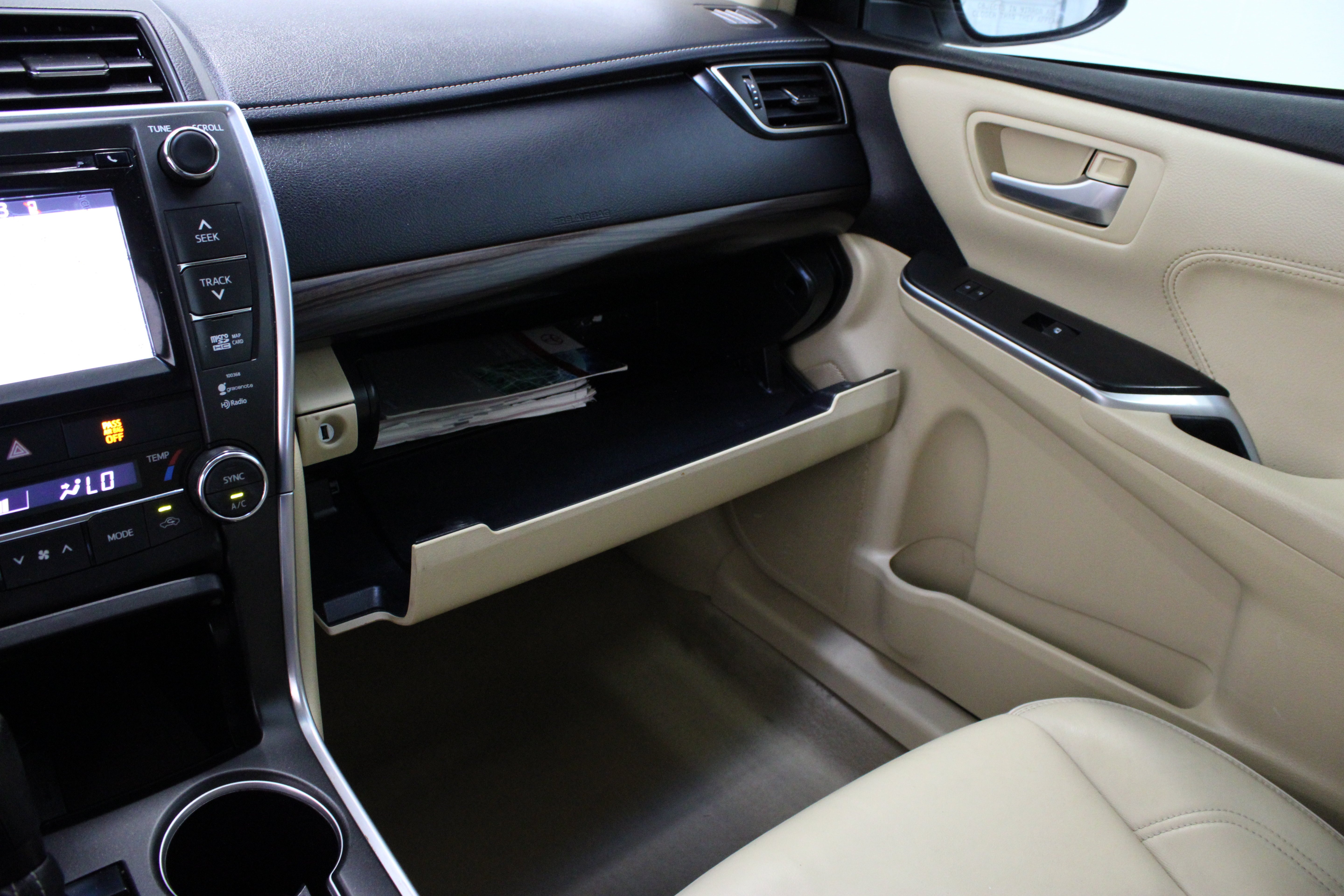 Used 2015 Blizzard Pearl Toyota XLE 3.5L image 25