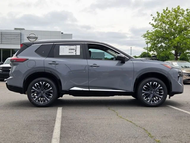 New 2026 Boulder Gray Pearl / Super Black Two-tone Nissan Platinum image 5