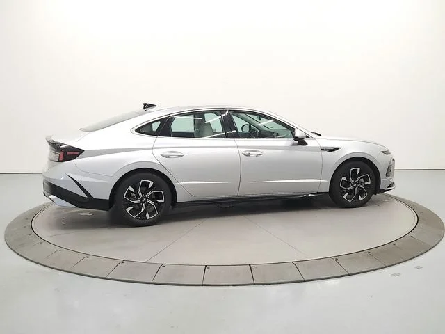 Used 2025 Silver Hyundai SEL image 8
