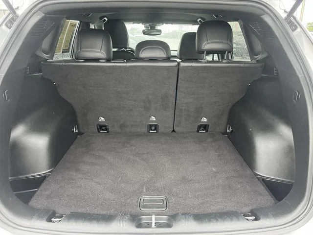 Used 2024 Silver Jeep Latitude image 13