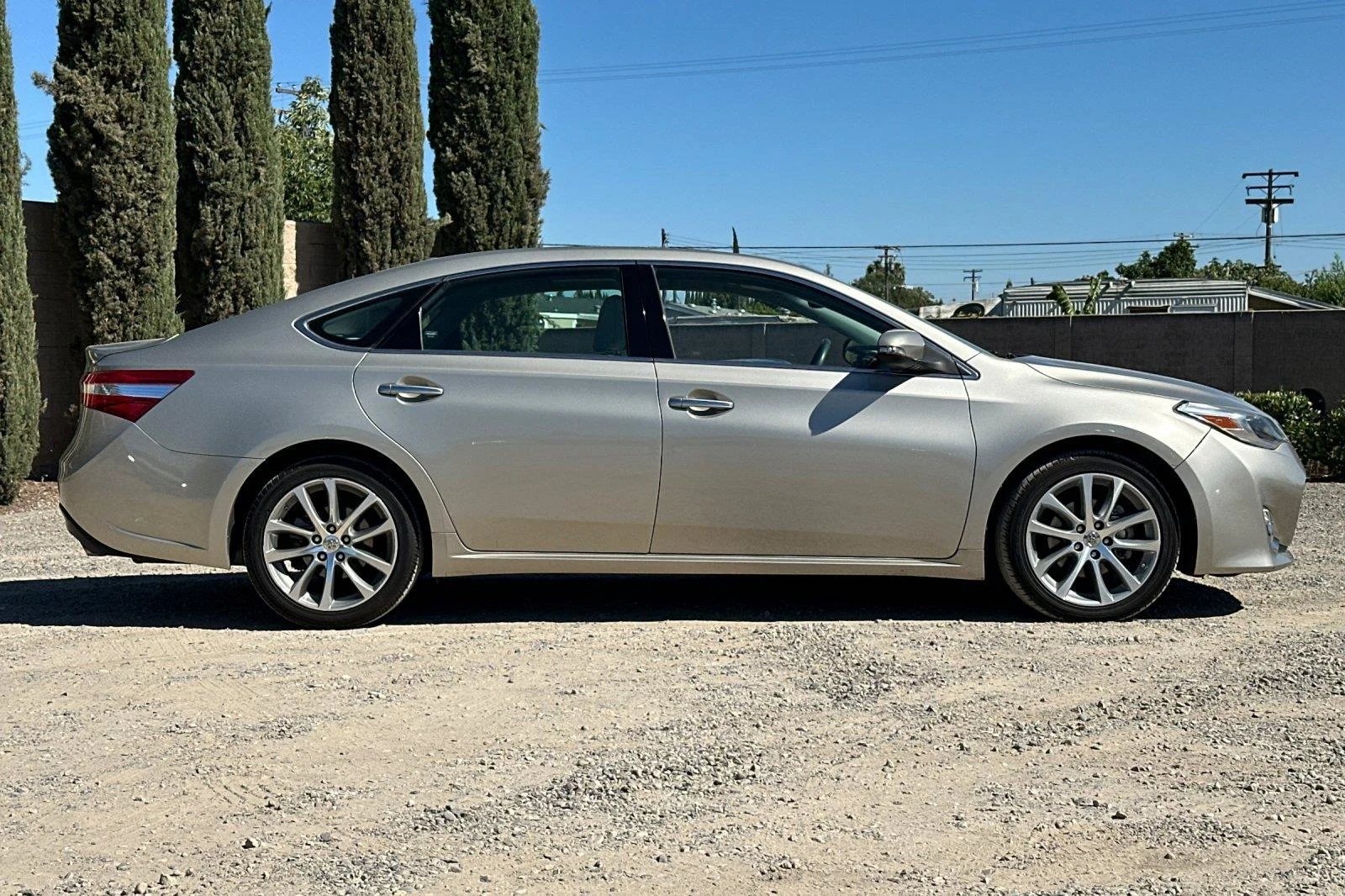 Used 2014 Creme Brulee Mica Toyota XLE Touring image 3