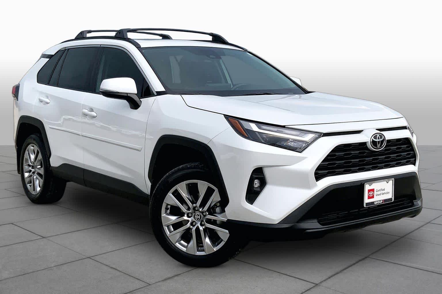 Used 2025 Wind Chill Pearl Toyota XLE Premium image 3