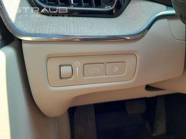 Used 2021 Crystal White Metallic Volvo Inscription image 18