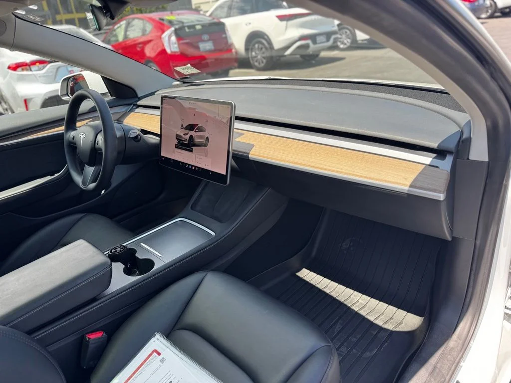 Used 2023  Tesla Base image 11