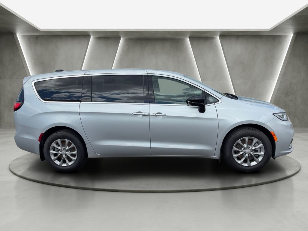 New 2026 Silver Mist Clear-Coat Exterior Paint Chrysler Select image 8
