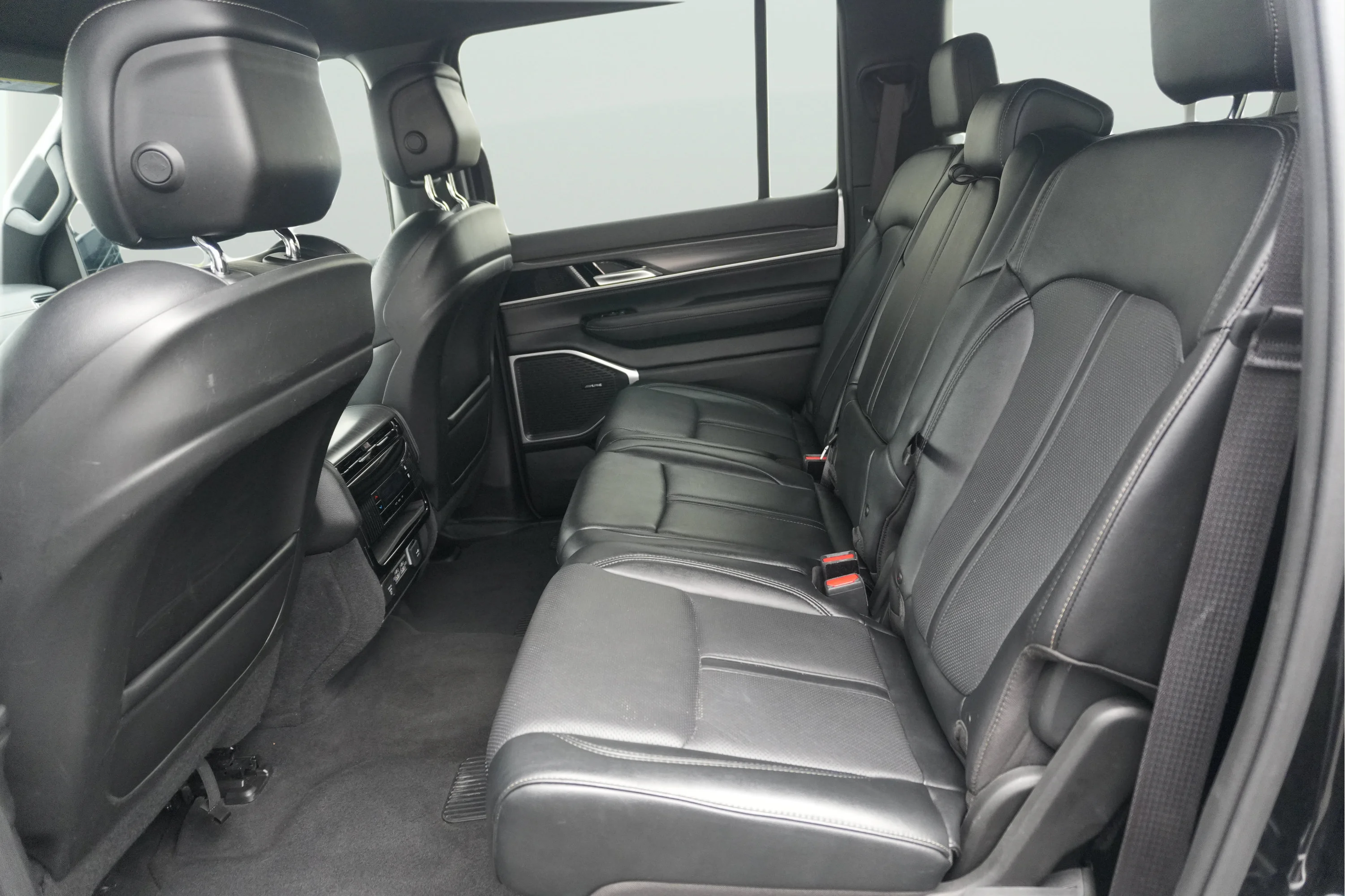 Used 2024 Diamond Black Crystal Pearlcoat Jeep Series II image 17
