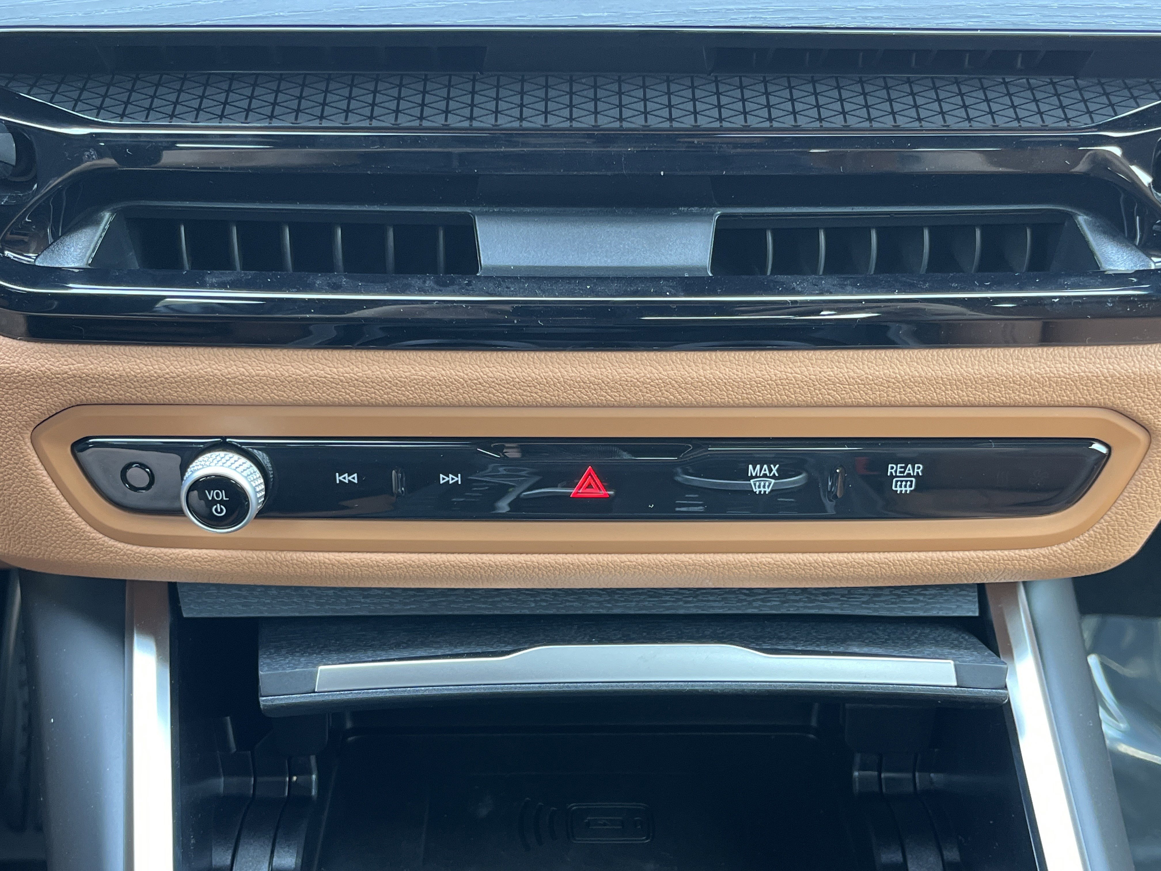 2025 BMW 3 Series 330i - Photo 6