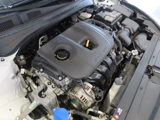 Used 2023 Snow White Pearl Kia LXS image 31