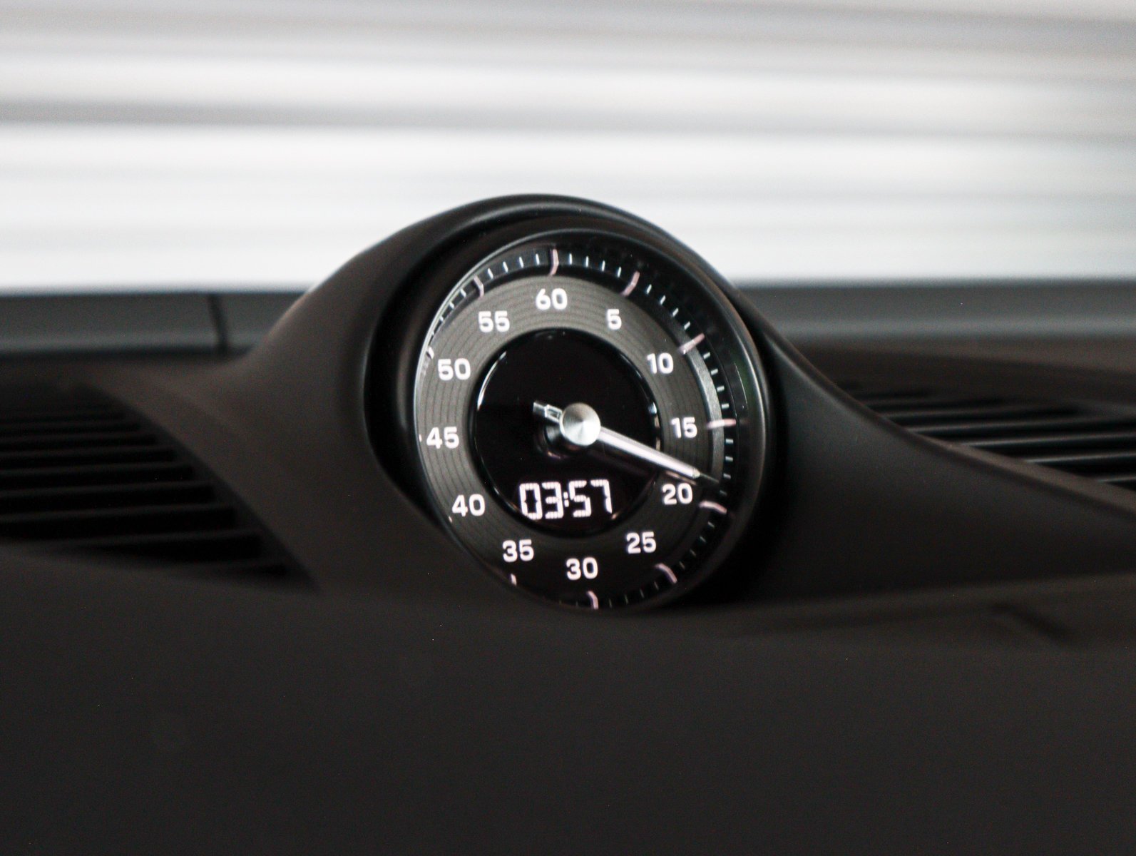 2025 Porsche Macan Turbo Electric - Photo 24