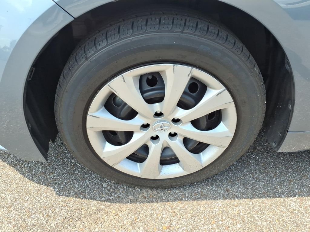 Used 2021  Toyota LE image 9