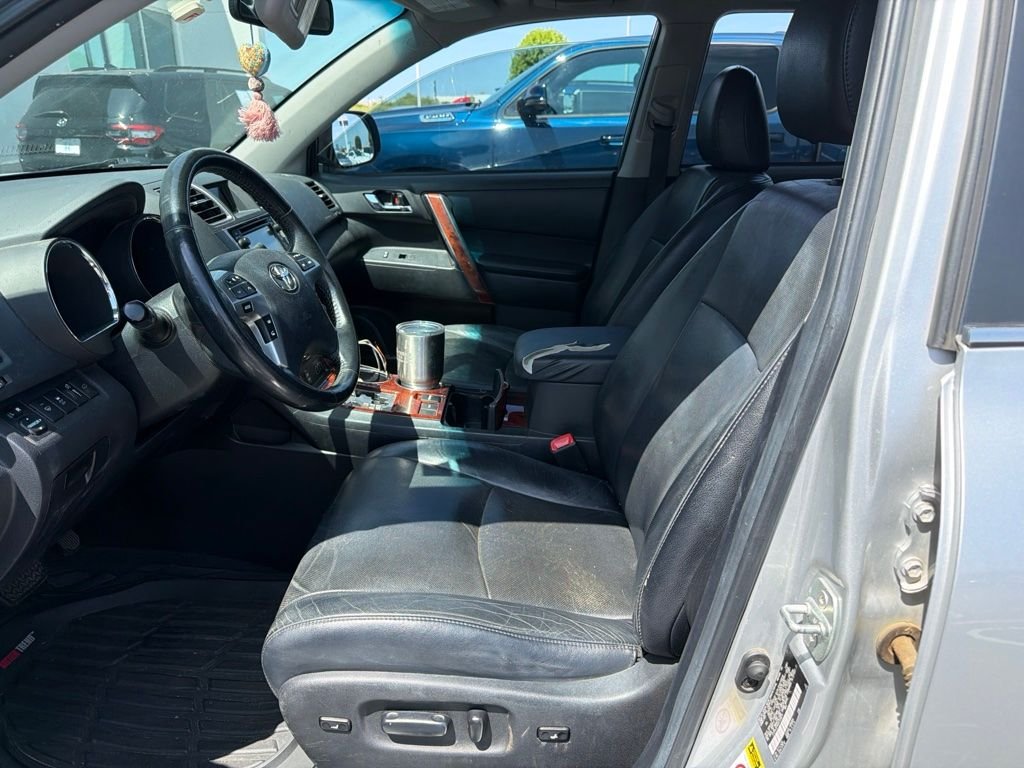 Used 2013 Classic Silver Metallic Toyota Limited image 9