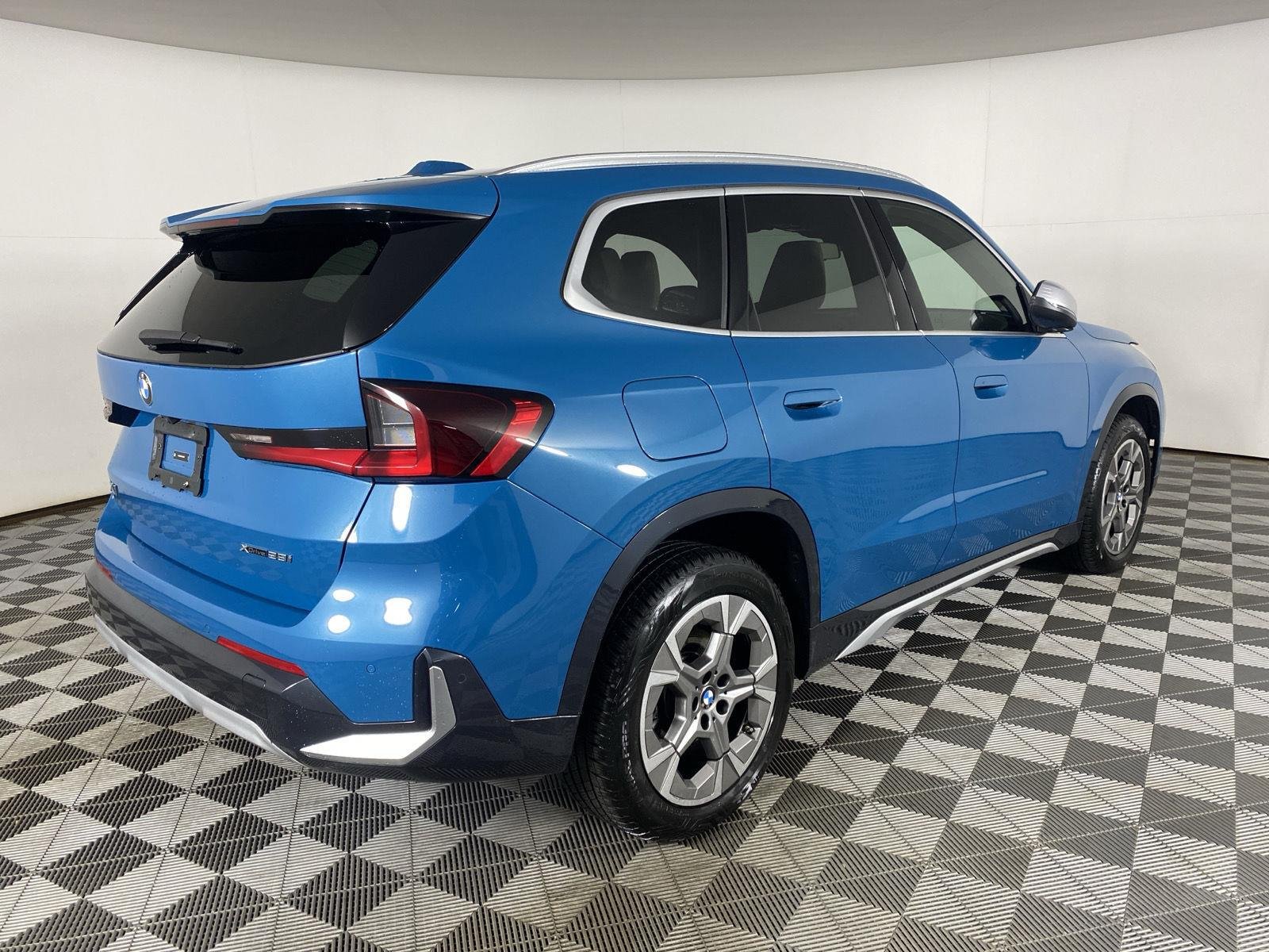 Used 2023 Blue Bay Lagoon Metallic BMW xDrive28i image 7