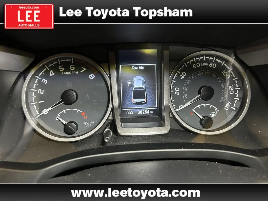 Used 2022 White Toyota SR5 image 22