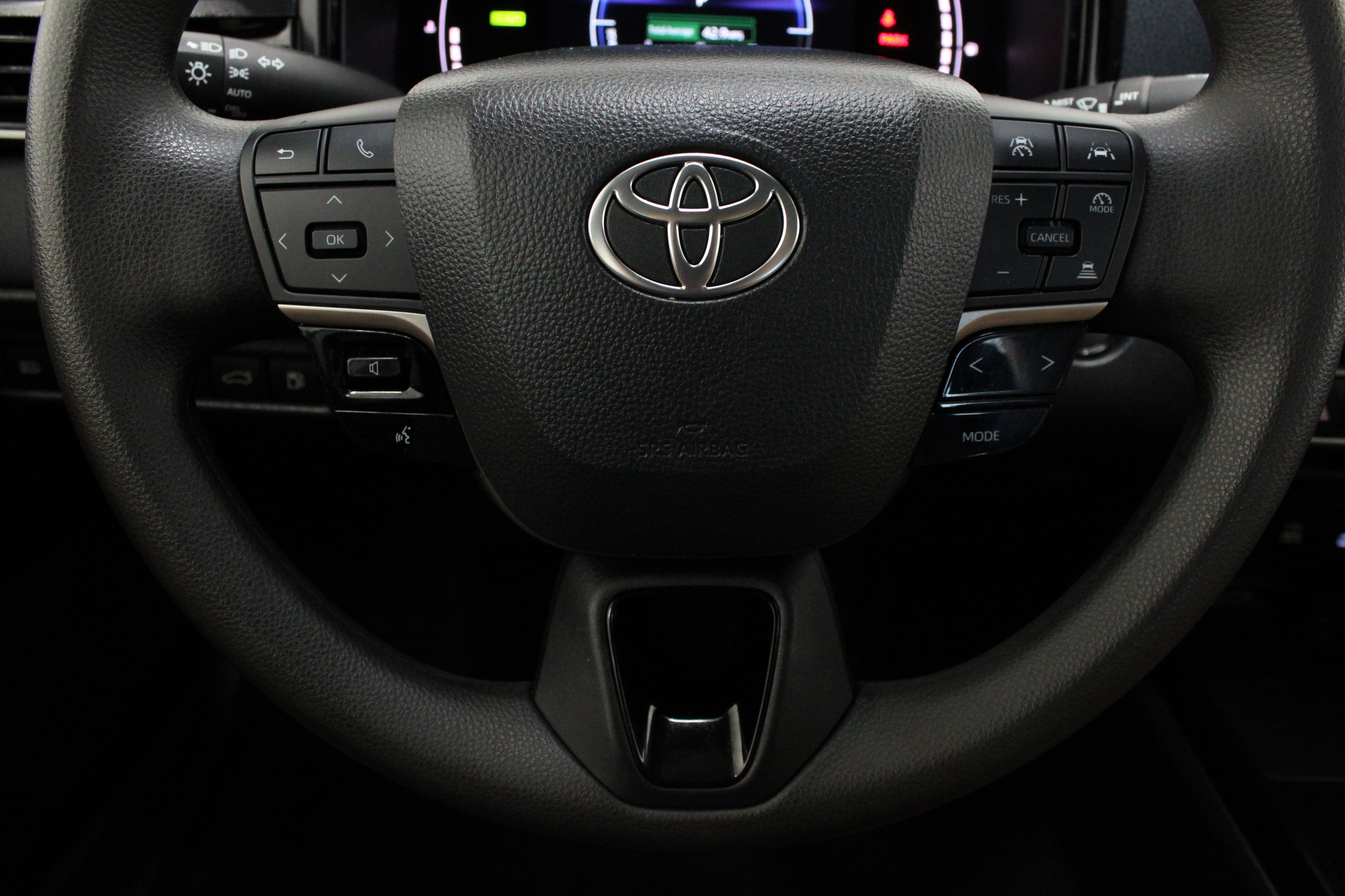 Used 2025 Silver Toyota LE 2.5L/Electric image 23