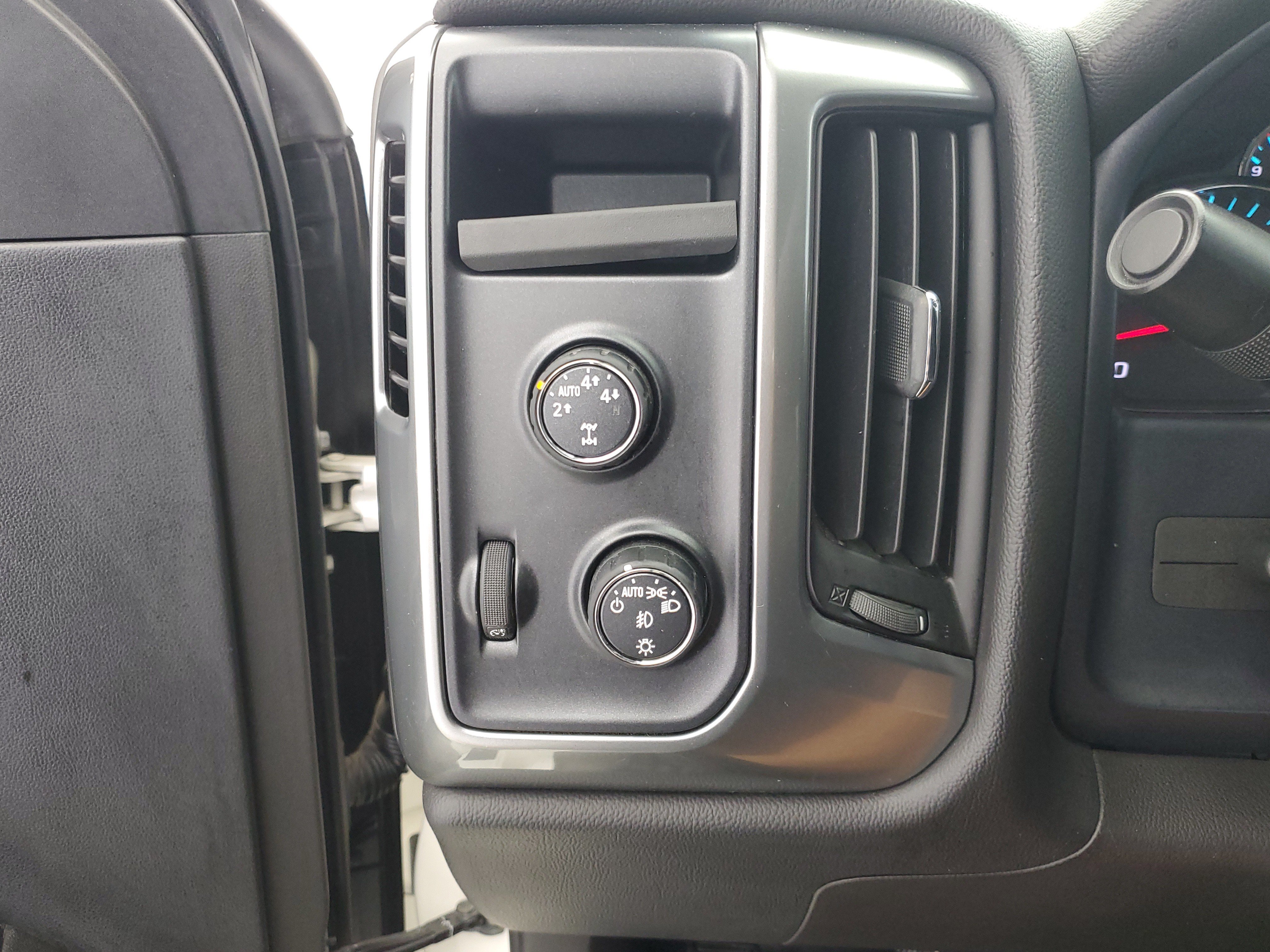 Used 2015 White Diamond Pearl Chevrolet LT image 31