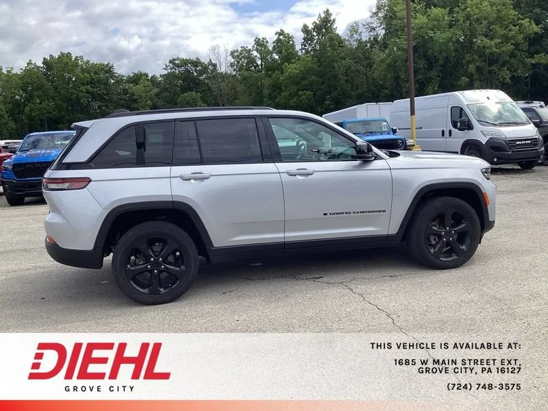 Used 2023 Silver Jeep Altitude X 4x4 image 8