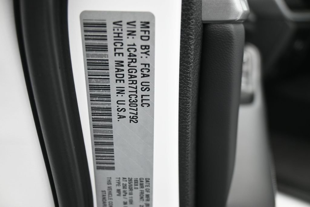 New 2026 Bright White Clear-Coat Exterior Paint Jeep Altitude image 20