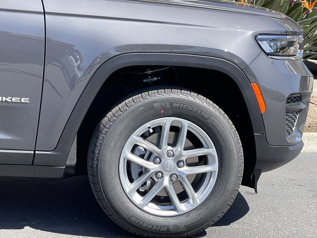 New 2026 Baltic Gray Metallic Clear-Coat Exterior Paint Jeep Laredo X image 5