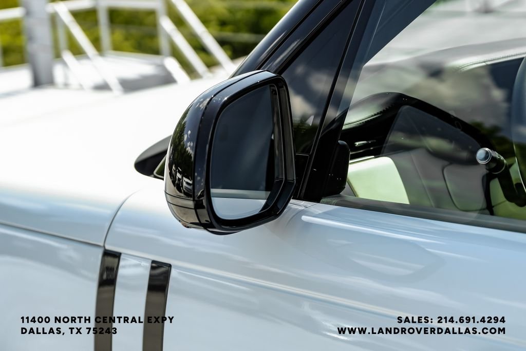 Used 2022 White Land Rover SE image 36